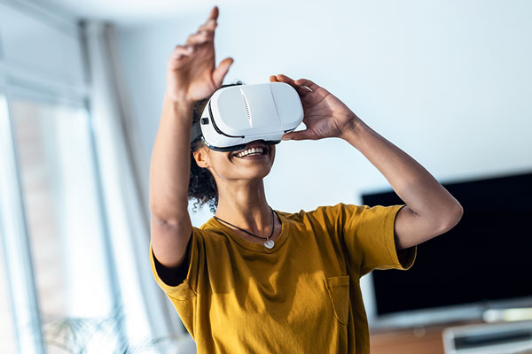 Frau mit VR-Brille