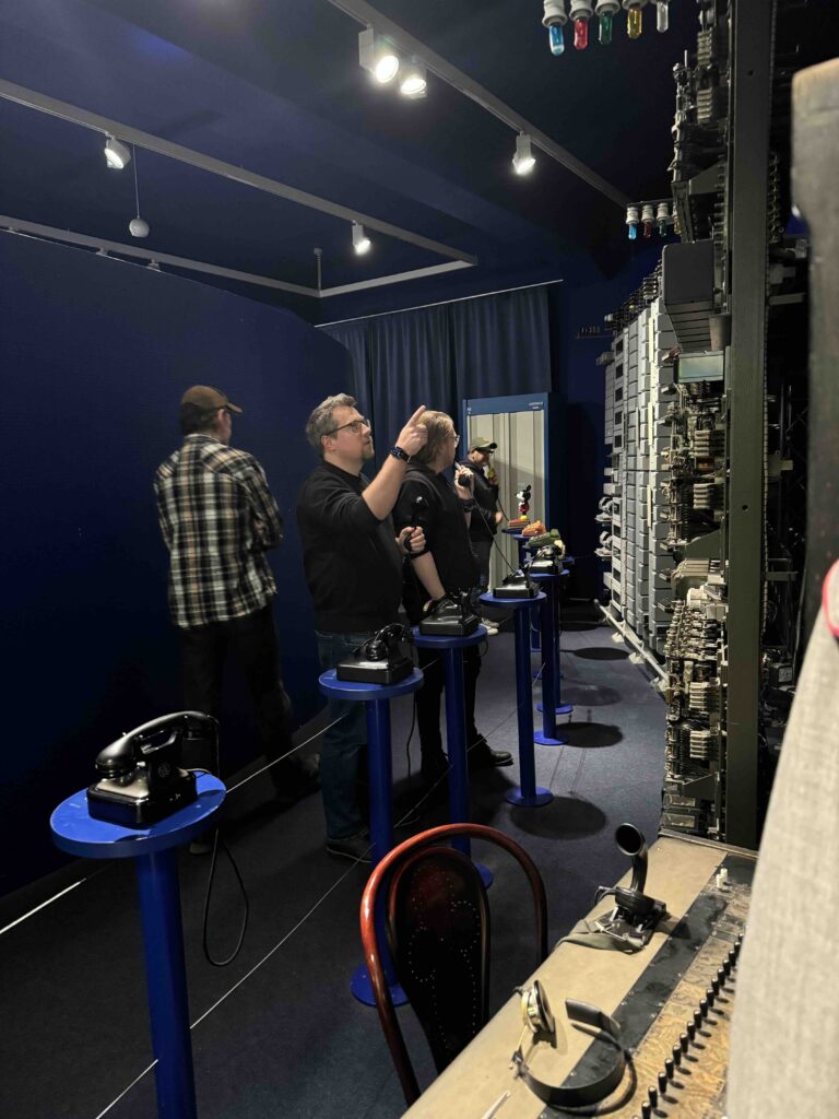 MMC-Mitarbeiter in einer Telefonschaltzentrale im Kommunikationsmuseum