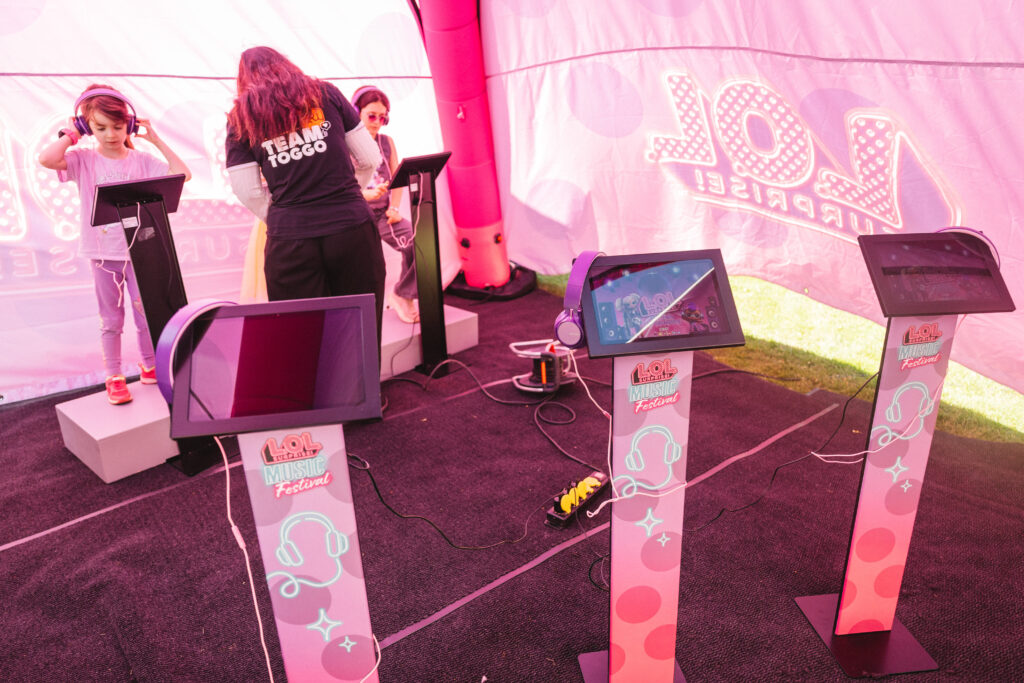 Kinder und Mitarbeiterin im L.O.L. Surprise! Zelt auf der TOGGO Tour 2026